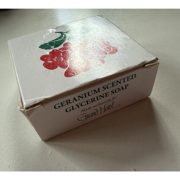 Vintage Grand Hotel Geranium Glycerine‎ Bar Soap, Round, Boxed, Red - Picture 3 of 5